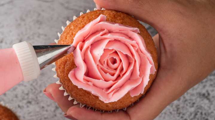 Make Store-Bought Frosting Easily Pipeable With Just One Ingredient