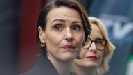 'Rehén', intriga veraniega de Netflix: Suranne Jones y Julie Delpy, poder femenino en una Europa presionada por la extrema derecha