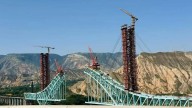 El desplome de un puente en construcción hunde en las aguas del río Amarillo a 16 obreros