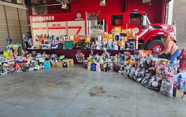 Locatarios de mercados donan más de 100 regalos a Bomberos