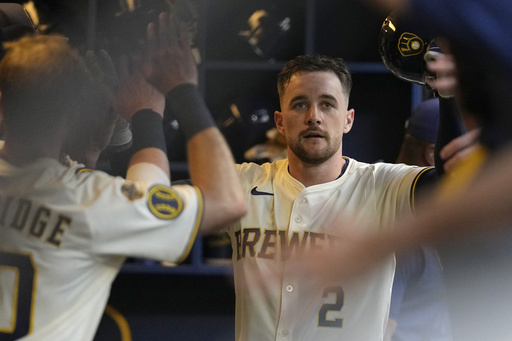 Jonrón inicial de Turang impulsa a Cerveceros a vencer a Piratas para su décima victoria al hilo