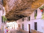 El increíble pueblo de España que está incrustado en una roca