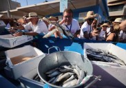 Arinaga se prepara para asar 1.200 kilos de sardinas en la Vará del Pescao