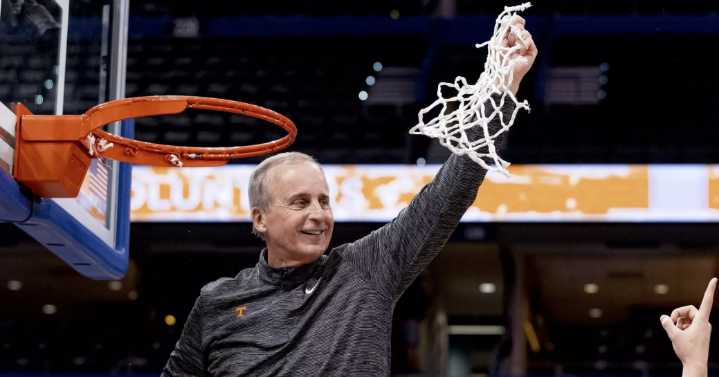 Tennessee signs Rick Barnes to a lifetime contract