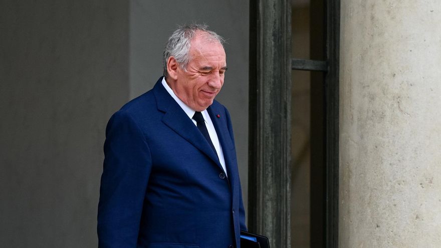 Francia se asoma de nuevo al abismo: las claves del órdago de Bayrou y un voto de confianza sin mayoría