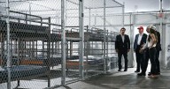 Una jueza federal ordena el desmantelamiento del centro migratorio en los 'Alligator Alcatraz' por su impacto ambiental