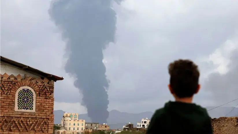 Israel lanzó oleada de ataques contra la capital de Yemen: bombardeos afectaron una base militar y centrales eléctricas