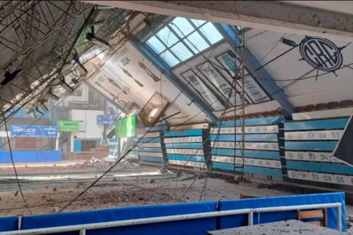 Se derrumbó el techo del estadio de básquet del Club de Regatas Corrientes: imágenes