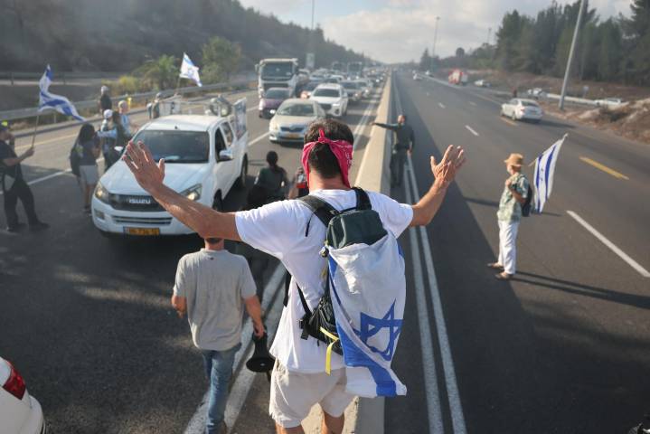 Cientos de miles de israelíes piden en Tel Aviv un acuerdo para liberar a los rehenes