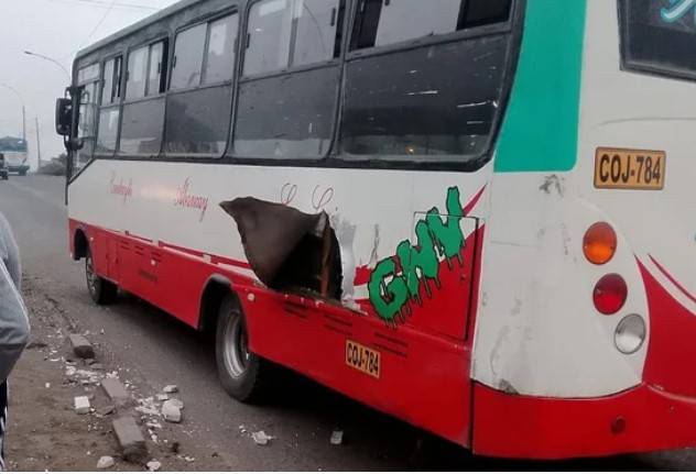 Detonación en bus deja tres heridos