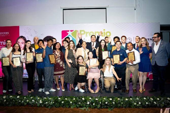 Entregaron premios municipales de la Juventud de Ensenada