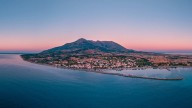 La isla de Grecia donde se halló una de las estatuas más famosas: arqueología, playas y naturaleza