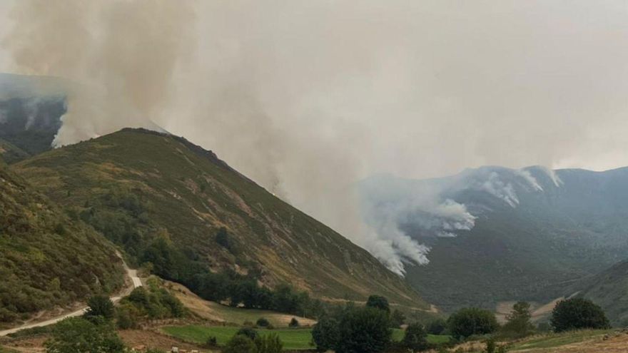 Los incendios, desbocados a la puerta del día que llegará a los 41 grados: el fuego corre sin control en Genestoso