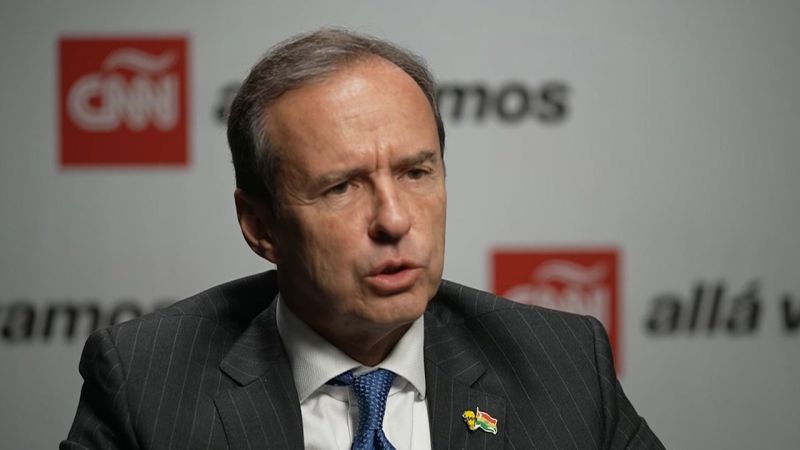 “Motosierra, machete y tijera”: el plan de “Tuto” Quiroga para estabilizar la economía de Bolivia