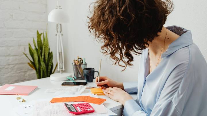 Hábitos financieros: cosas que no debes meter en tu cartera, ¡el dinero volará!