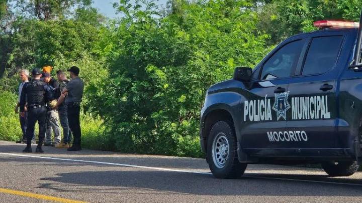 Hallan cuerpo envuelto en plástico sobre la carretera México 15, en Mocorito