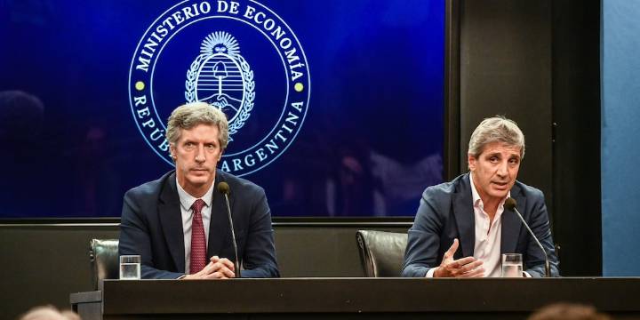 El Gobierno renovó el 60% del mega vencimiento de deuda en pesos y convalidó otra suba en la tasa de interés