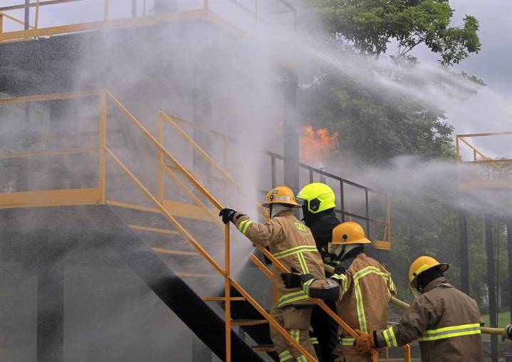 Demócratas condenan el arresto migratorio de dos bomberos que apagaban fuego en Washington