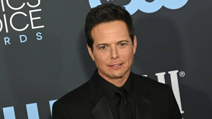 Scott Wolf flooded with calls as ex shares his phone number online