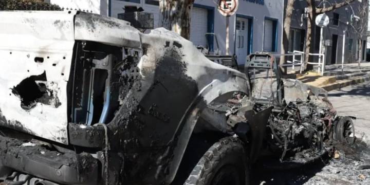 Un encapuchado roció con nafta y prendió fuego una camioneta valuada en $100 millones: descubrieron que es de Marcos Rojo