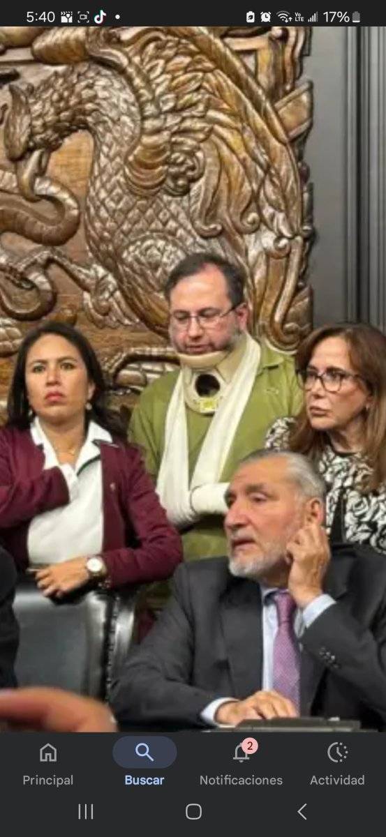 Ridiculizan vendaje de asesor del Senado tras pleito entre “Alito” y Noroña