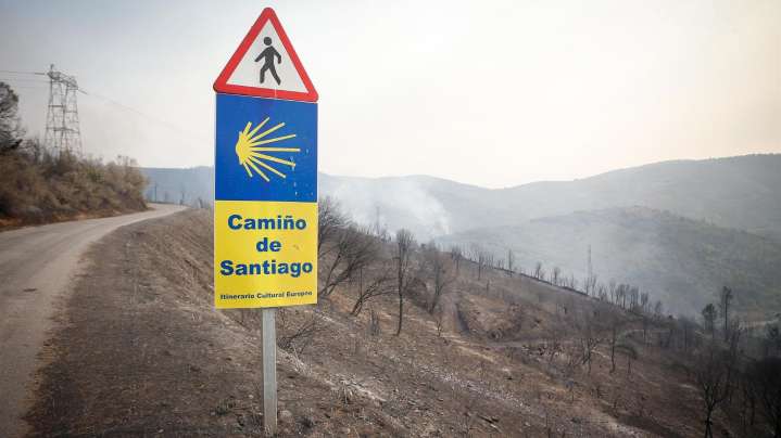 Protección Civil de Castela e León pídelles aos peregrinos que non continúen o Camiño polos incendios