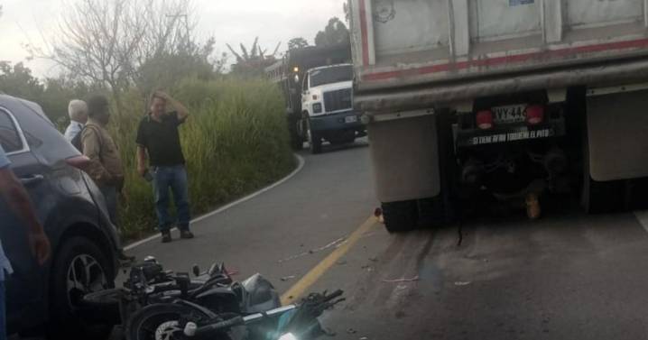 Motociclista murió en la vía hacia la Mesa de Los Santos tras chocar contra una volqueta