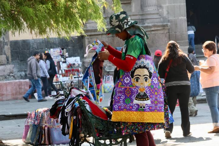 Comerciantes del Centro Histórico denuncian venta de artesanías chinas como mexicanas