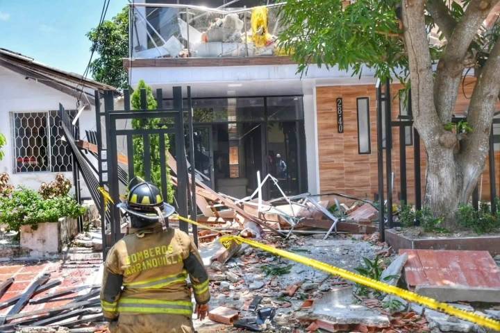 Un joven fallece tras el colapso de una casa de tres pisos