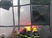 Dos personas murieron en incendio de empresa de pinturas en Los Guayos