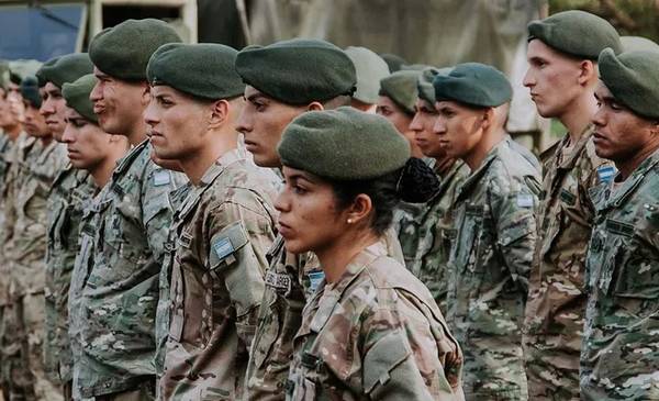 El Gobierno prepara un sistema de descuentos y beneficios para militares y sus familias