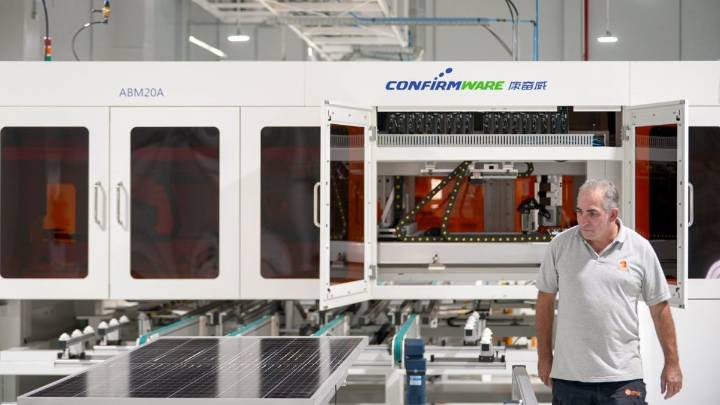 La primera fábrica de paneles solares de Argentina se prepara para producir
