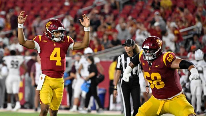 USC's offense explodes in 73-13 rout of Missouri State