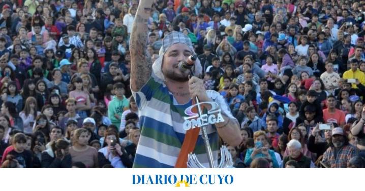Omega y su clásico homenaje a los chicos: chocolate, regalos, show de Piñón Fijo y El Chipote