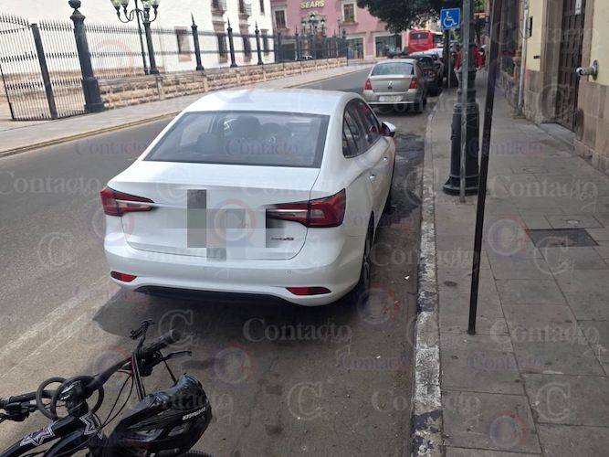Dejó un recado en el parabrisas para que no lo infraccionaran pero no lo logró