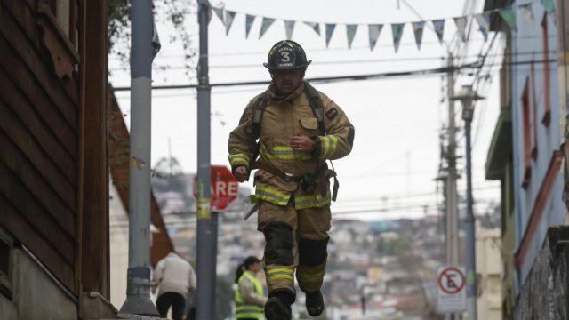 Bomberos corrieron por Valparaíso en nueva edición de este "Cerro arriba"