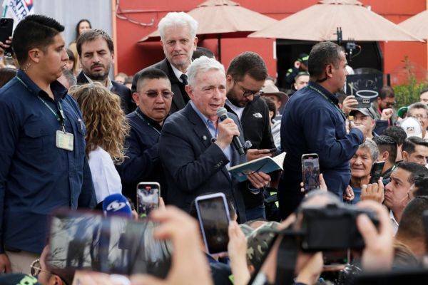 Uribe Vélez, en homenaje a Miguel Uribe Turbay