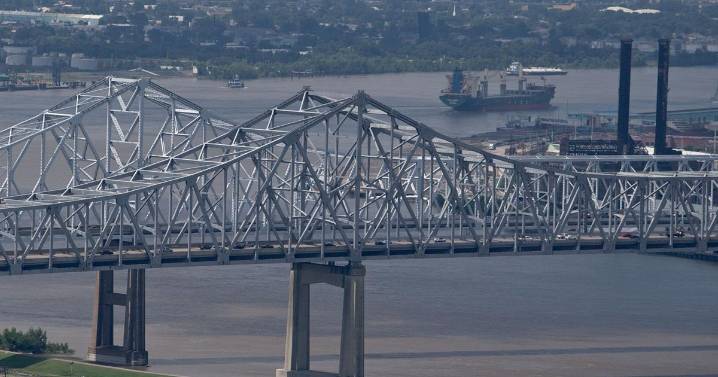 Crash blocks 2 right lanes on U.S. 90 heading to the West Bank from New Orleans