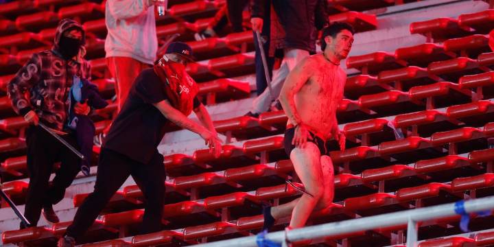 La historia detrás de los incidentes en Independiente-U de Chile: la guerra en la barra roja y un cantito que disparó la barbarie