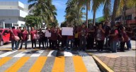 Trabajadores del Hospital Regional de Veracruz exigen pagos pendientes en protesta frente a Palacio de Gobierno