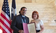 “Mr. Rayting” Ray González recibe homenaje en el Capitolio por su trayectoria en la lucha libre