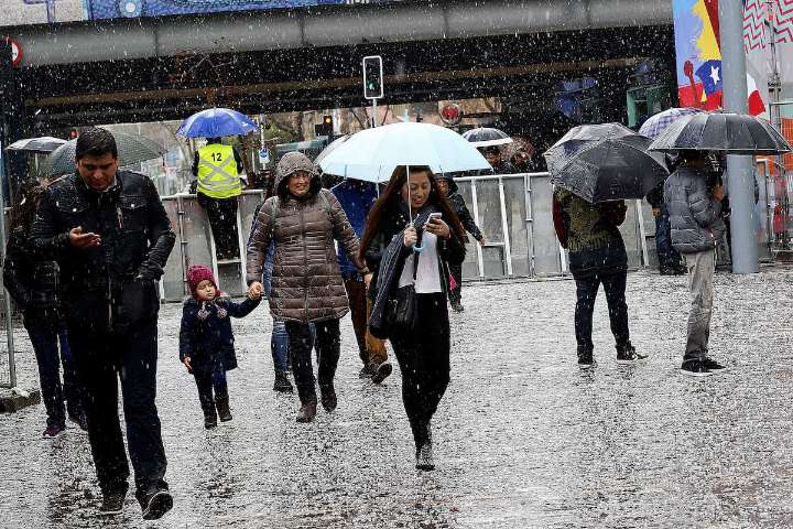 Lluvia y nieve en Santiago: a esta hora caerán precipitaciones sólidas en la Región Metropolitana