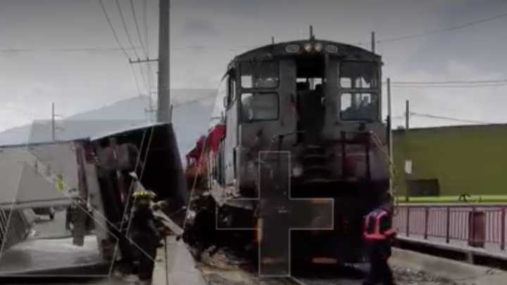 Choca Tráiler con Tren y Derriban Poste con Cámaras del C4 en Monterrey, Nuevo León