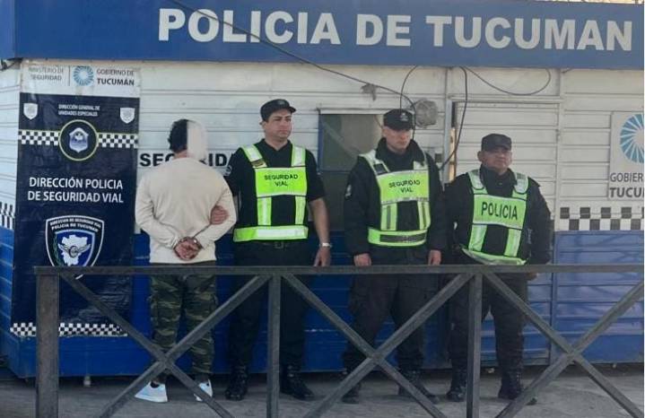 Pasajero amenazó con una pistola a un taxista, que abandonó el auto y le pidió ayuda a la Policía