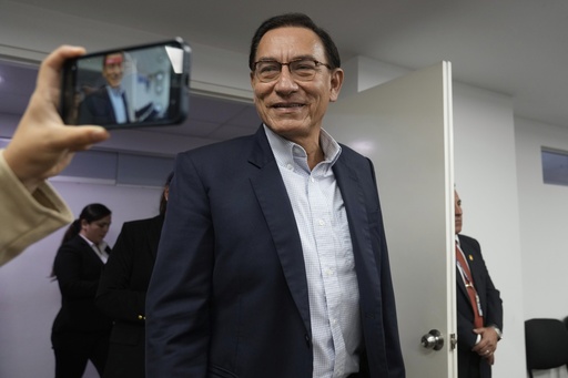 Juez de Perú ordena cárcel preventiva por cinco meses para el expresidente Martín Vizcarra