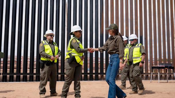 EEUU pinta de negro el muro fronterizo para elevar su temperatura y evitar escaladas