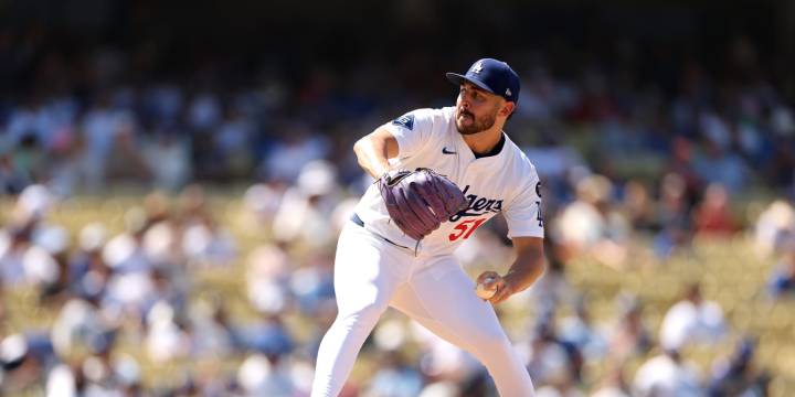 Alex Vesia placed on injured list with oblique strain