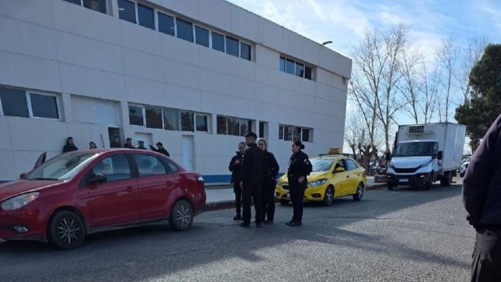 Un taxista agredió a un chofer de aplicación cuando tomaba pasaje en el aeropuerto