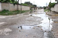 Vecinos de Andrés Eloy Blanco agobiados por las aguas servidas