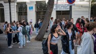 "Mi hija de 14 años quiere salir por la noche en el pueblo este verano ¿Debo dejarle? ¿Por qué soy la única que le pone hora?"